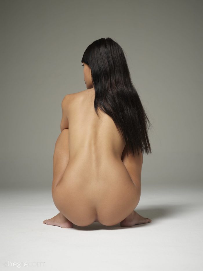 Asian girl Jessa shows her flawless figure in studio-04